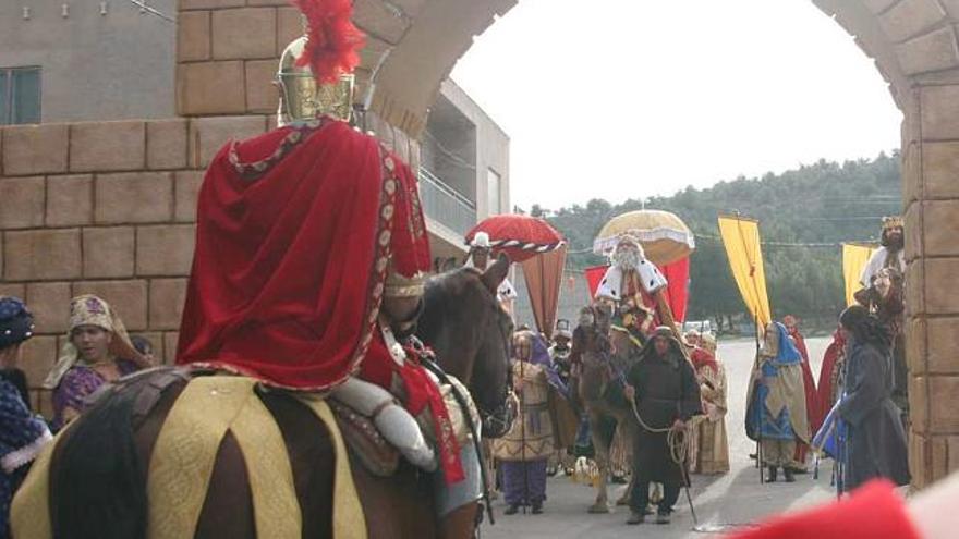 Sobre estas líneas, la segunda escena del Auto de Reyes Magos de Cañada, en la que los protagonistas entran en Judea buscando al Niño. A la derecha, una muestra del cortejo de entrada