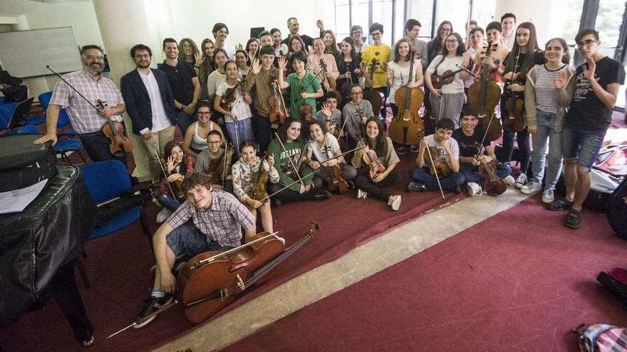 Integrantes de la Orquesta de Niños de la OSG, en el Palacio de la Ópera.