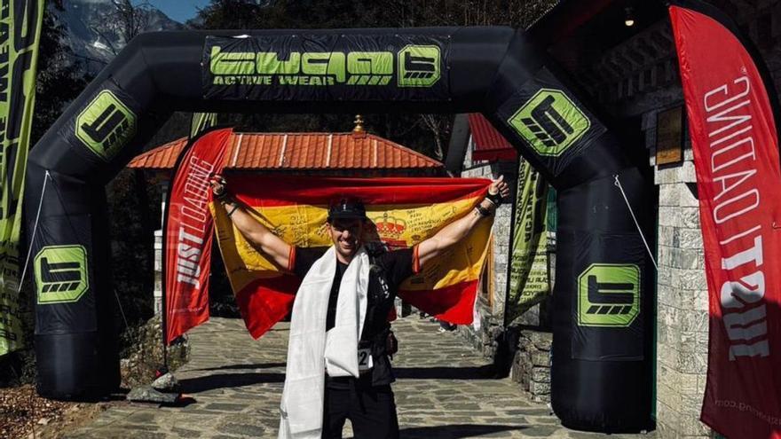 Manuel Vela pone el broche en el Everest