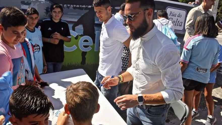 Sergio Álvarez y Nemanja Radoja firman autógrafos a aficionados guardeses. // D.B.M.