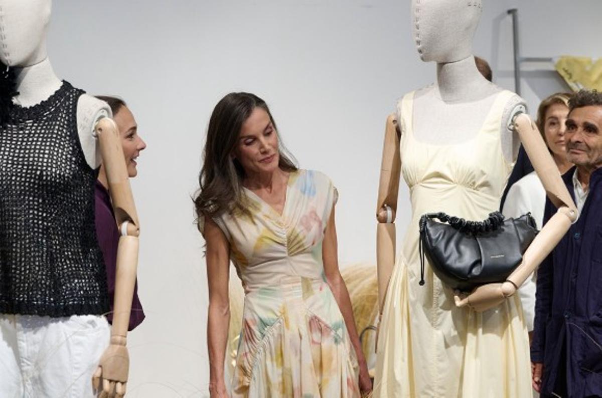 La reina mirando uno de los modelos