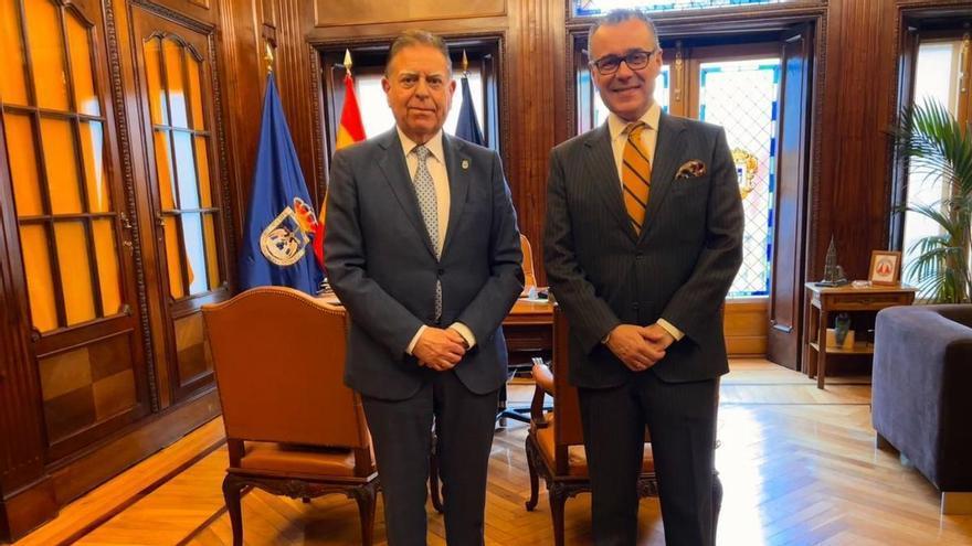 Alfredo Canteli, a la izquierda, y Antonio González-Busto, ayer, en el despacho de Alcaldía.