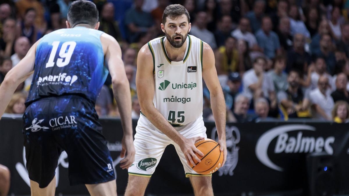 Centrándonos sólo en el mal juego y los malos resultados, se mira hacia el lado y el foco va hacia el club