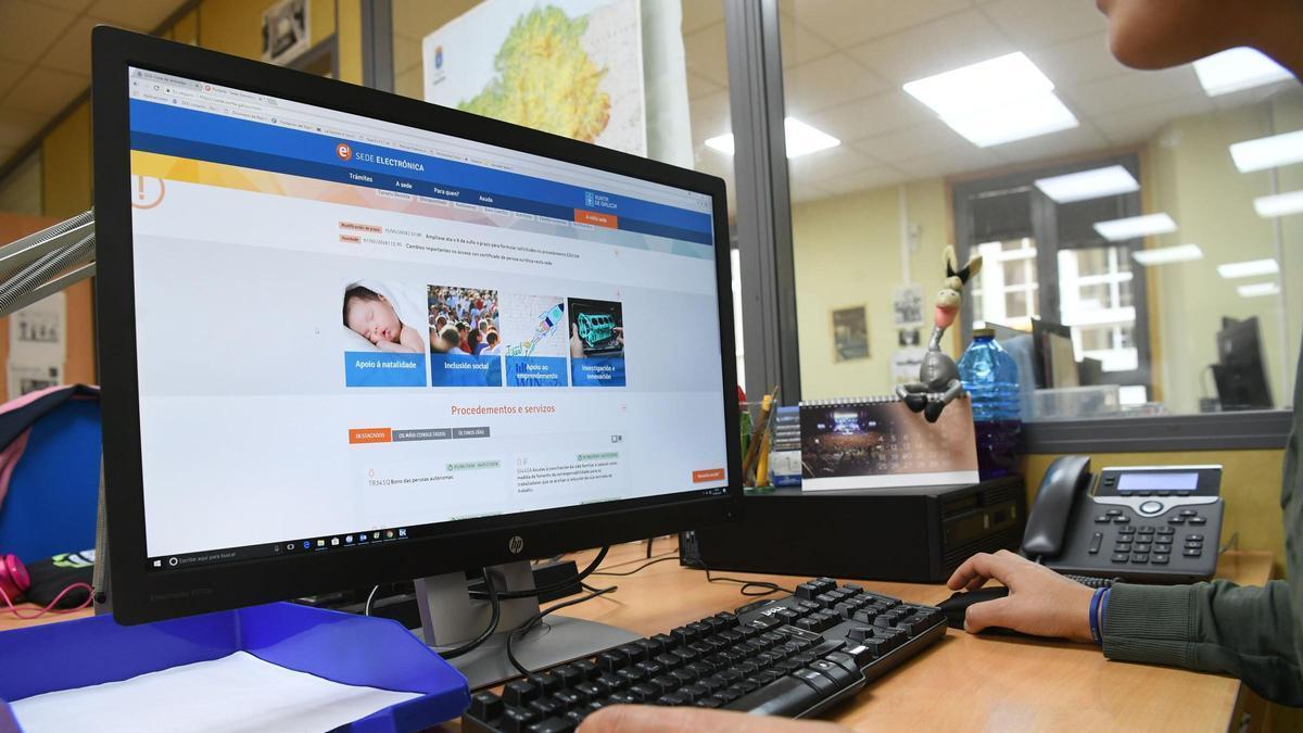 Una joven consulta la página web de la Xunta.