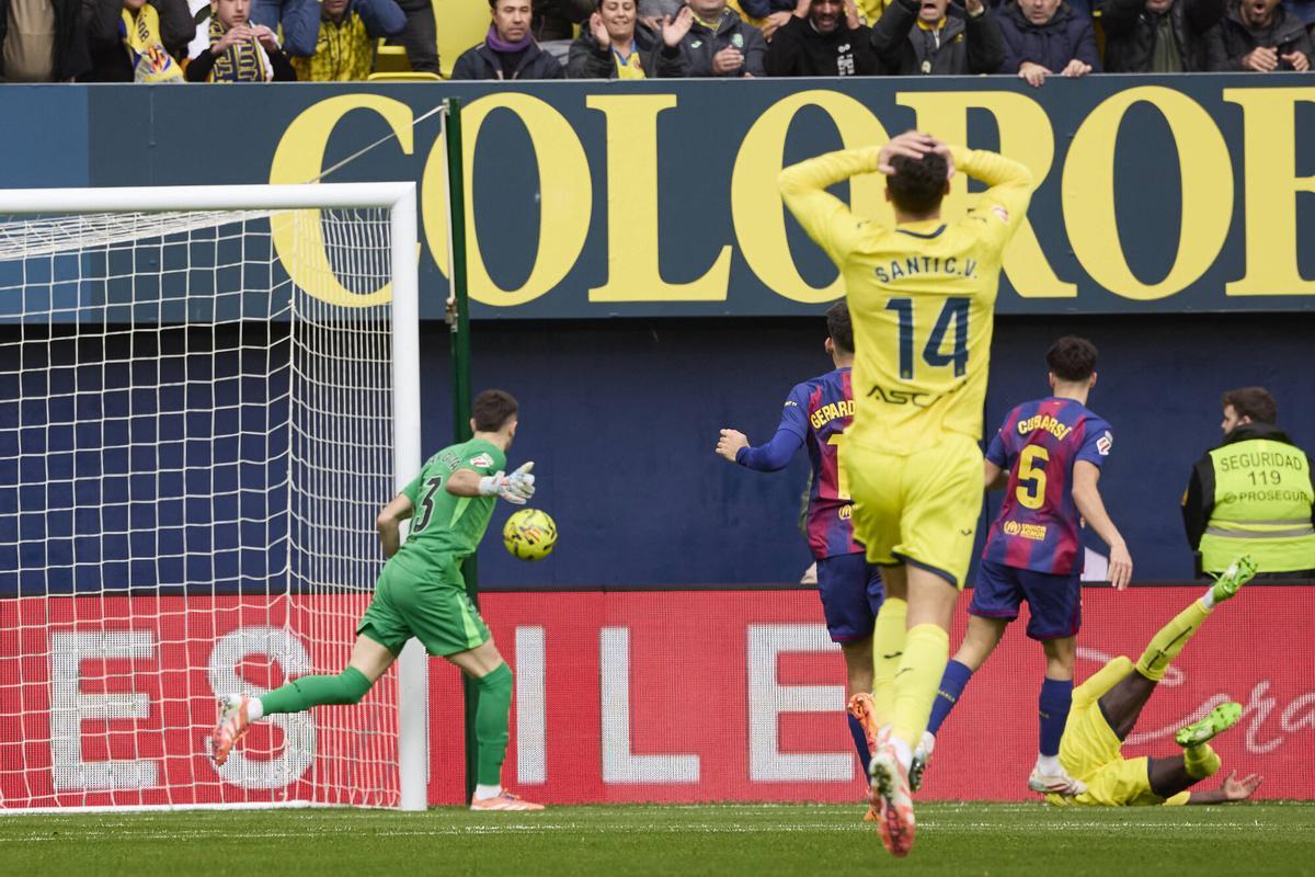 Remate fallido del Villarreal ante las lamentaciones de Santi Comesaña.