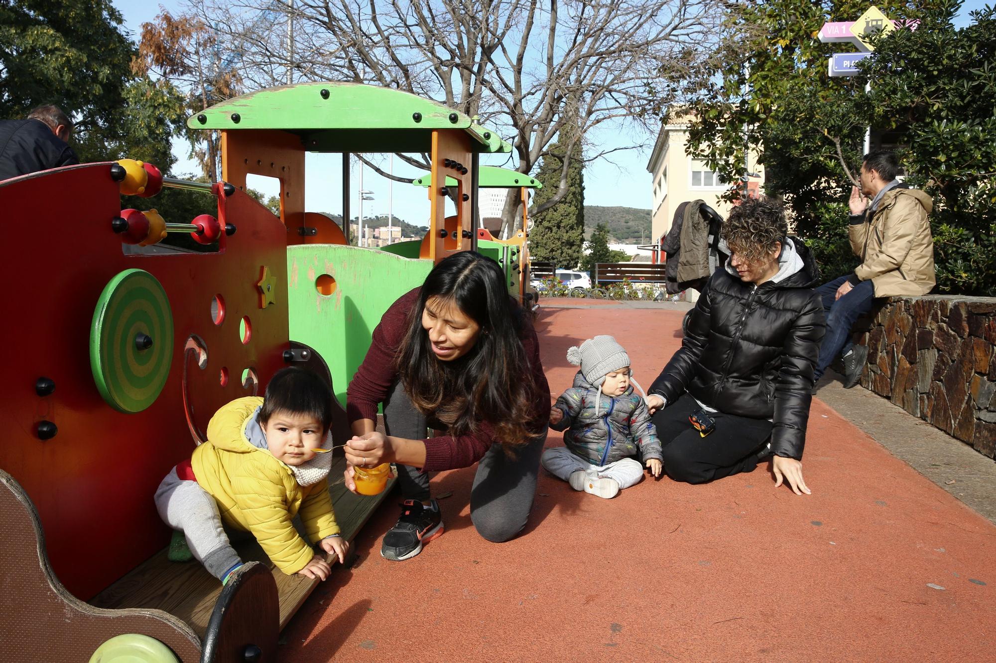 Madres atienden a niños, en una imagen de archivo