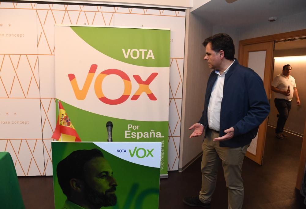 El candidato de Vox por A Coruña, Miguel Ángel Fernández, tras conocer los resultados electorales.