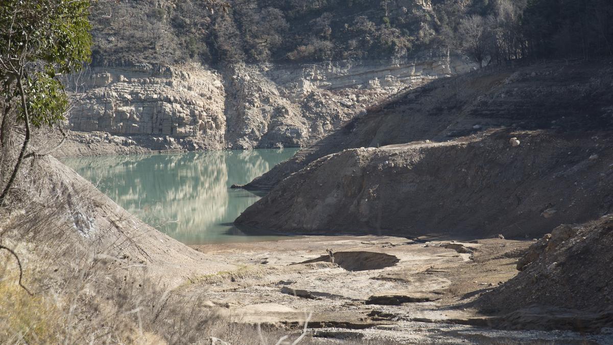 Estat del pantà de la Baells, al Berguedà, el mes passat