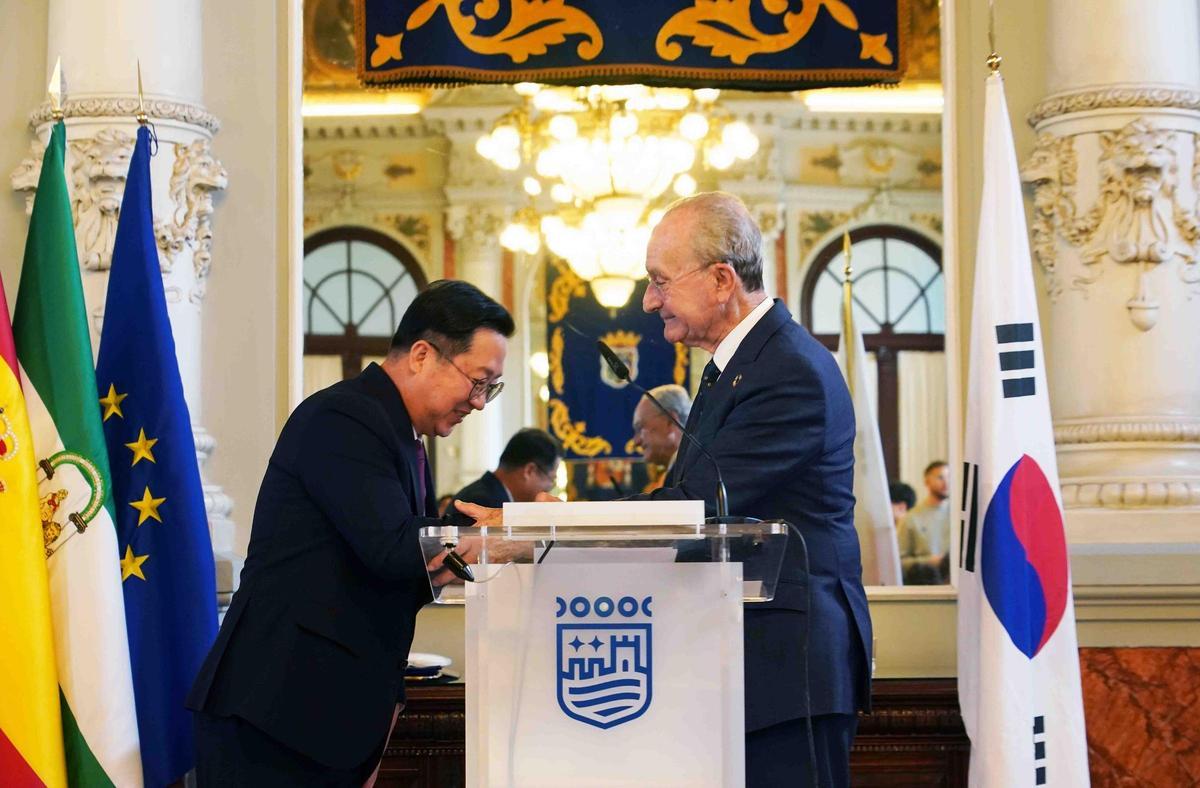 El alcalde de Málaga, Francisco de la Torre, y el alcalde de la ciudad metropolitana de Daejeon (Corea del Sur), Jang Woo Lee, mantienen un encuentro institucional e informan de alianzas entre ambas ciudades.