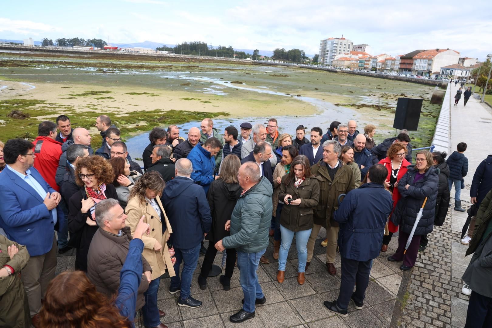 Asistentes al acto desplegado por el PP en Cambados para presumir de la Lei do Litoral tras la victoria obtenida en el Tribunal Constitucional.