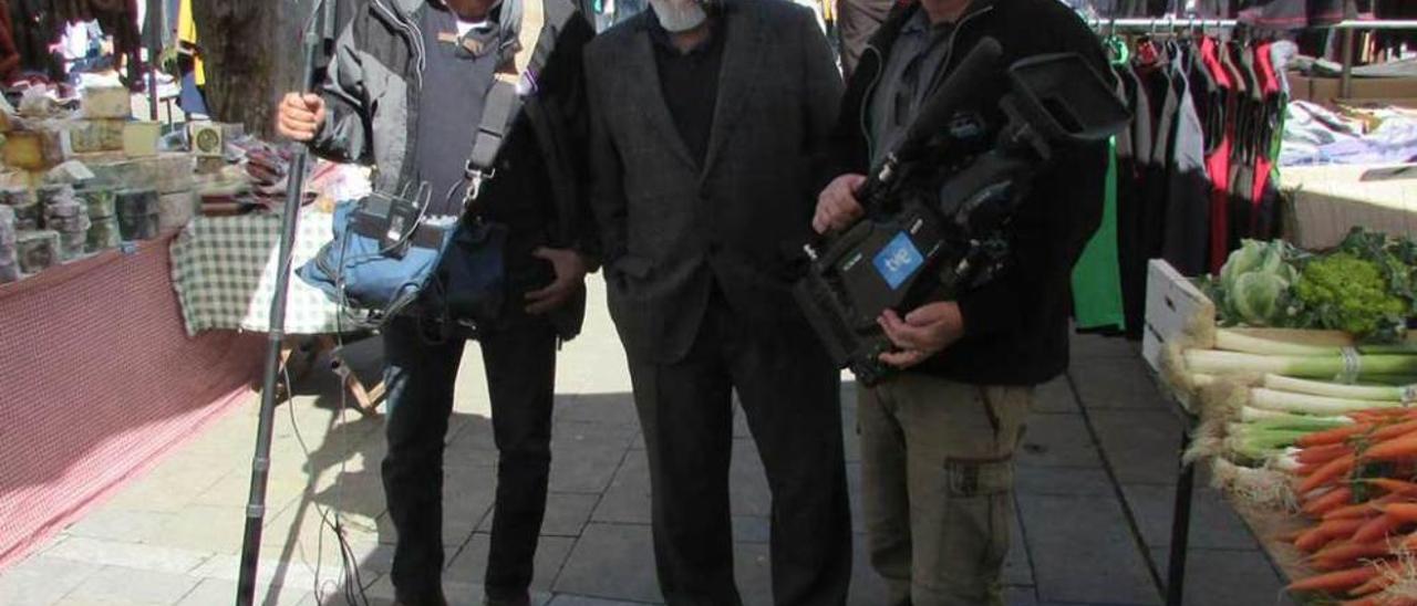 Gonzalo Suárez, en el centro de la imagen, en uno de los descansos de la grabación de ayer.