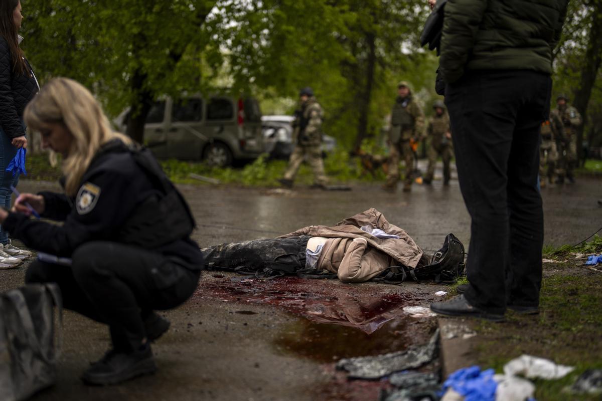 El cuerpo sin vida de una mujer muerta en un bombardeo ruso de Chernihiv, Ukraine, 17 de abril de 2024 
