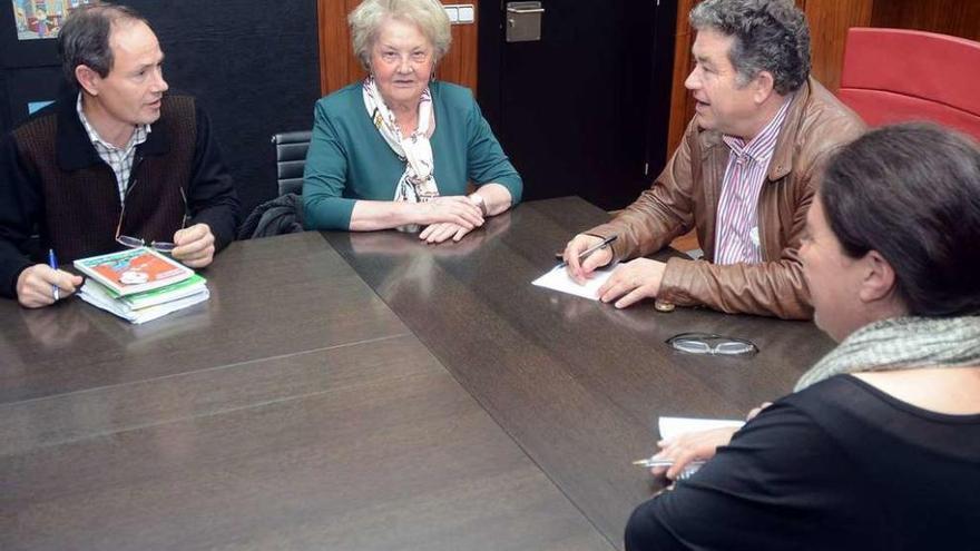 Alberte Ansede y Saleta Aboy, ayer en la reunión que mantuvieron con el alcalde y la edil de Cutlura.// R.V