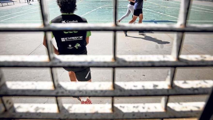 Hinter Gittern: auf dem Sportplatz der Jugendstrafanstalt.