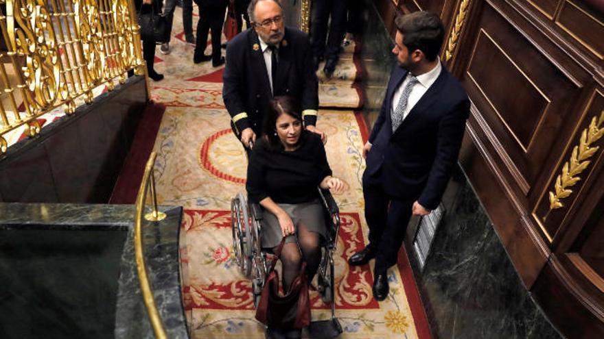 Adriana Lastra, ayer, abandonando el Congreso en silla de ruedas.