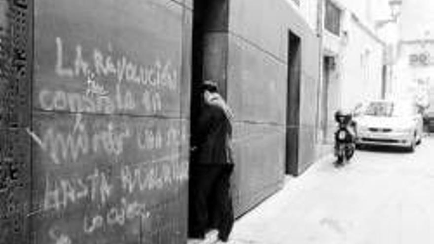 Manchan el acero del hotel Don Fernando con grafitis