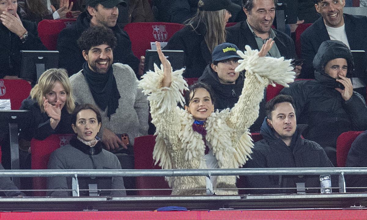 Rosalía, en el palco del Spotify Camp Nou junto a su hermana Pili, el pasado 3 de marzo.