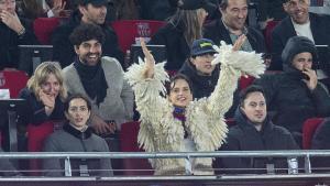Rosalía, en el palco del Spotify Camp Nou junto a su hermana Pili, el pasado 3 de marzo.