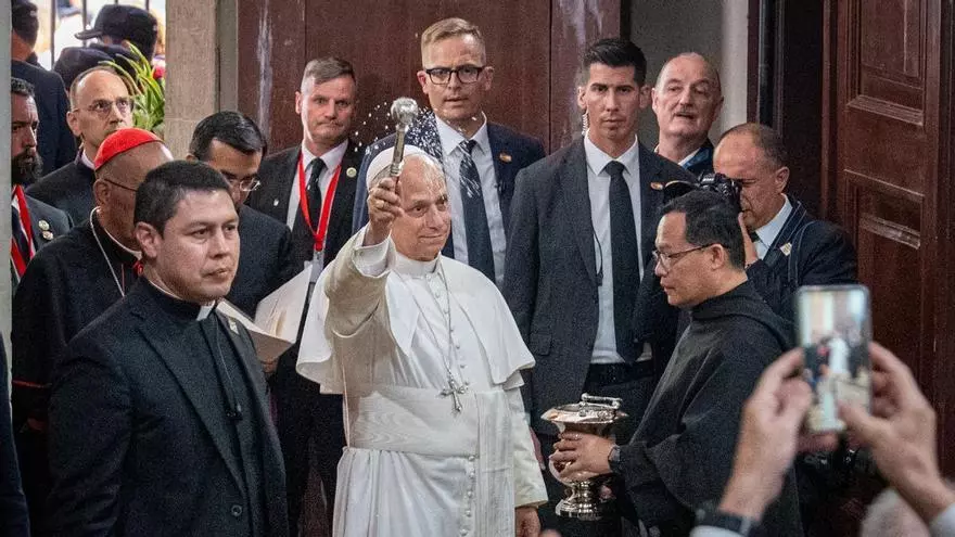 A PIE DE CALLE| El Papa entra en la Iglesia de Sant Agustí y es recibido por el padre Faustin y el padre Michael Go