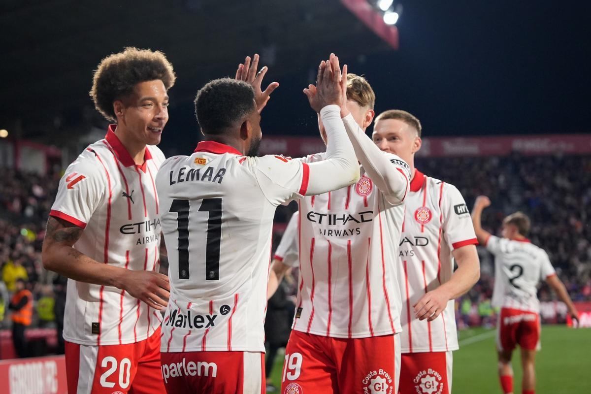 Lemar celebrant el gol