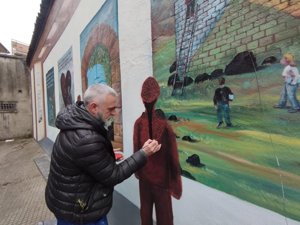 Gonzalo Prado, con su obra.