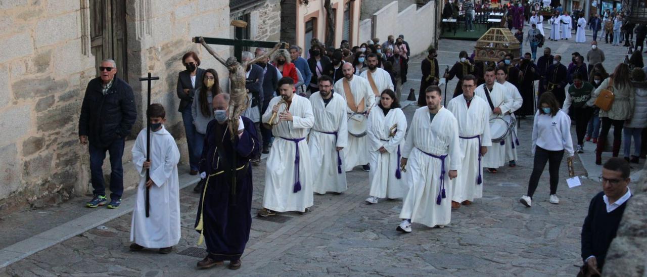 El Entierro procesiona en Sanabria y La Carballeda