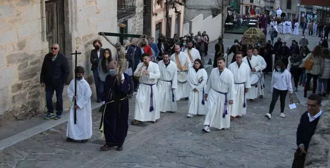 El Entierro procesiona en Sanabria y La Carballeda