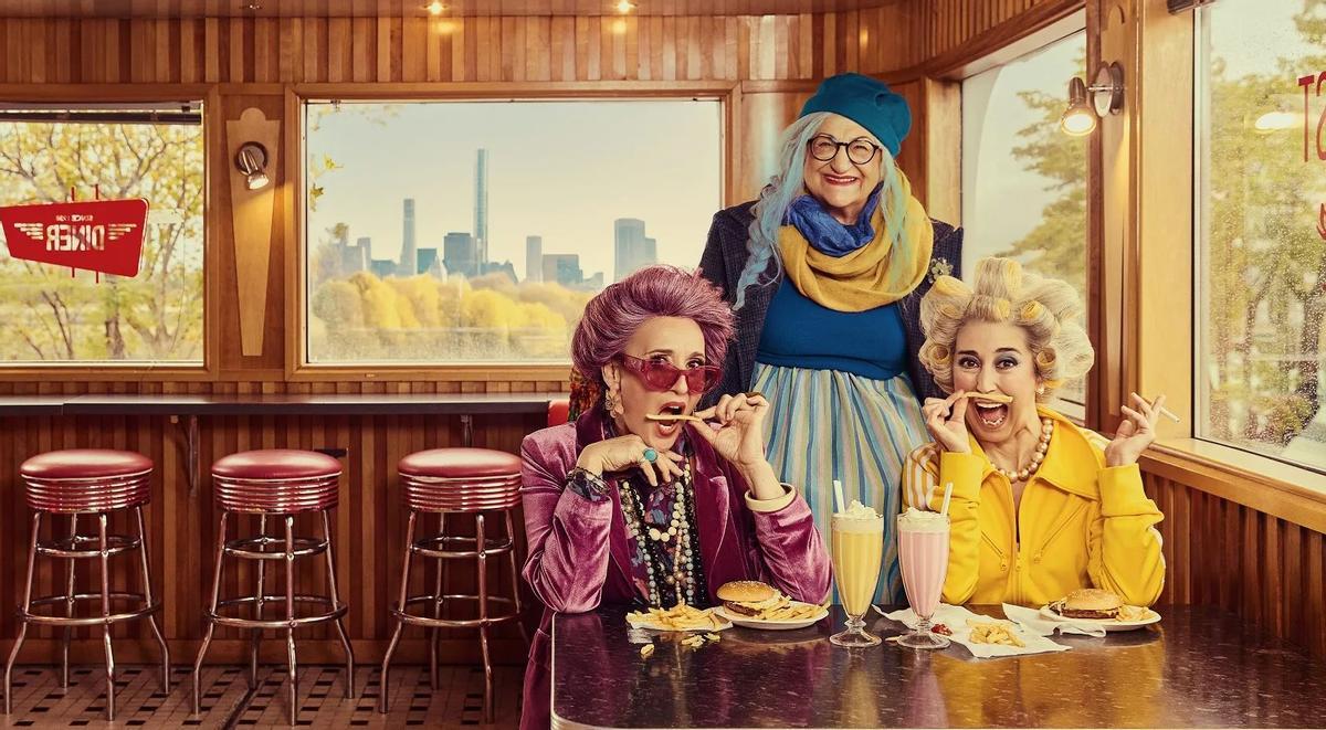 Mamen García, de pie, en "Caperucita en Manhattan