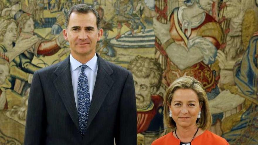 Felipe VI, junto a la diputada de Coalición Canaria Ana Oramas. // Efe