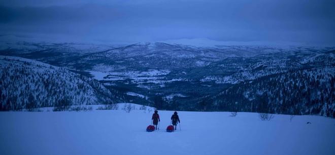 Los exploradores franceses Matthieu Bellanger (adelante) y Loury Lag se entrenan en Alta, Región de Finnmark, Norte de Noruega, el 14 de enero de 2020, antes de una expedición de 130 días prevista a finales de febrero.