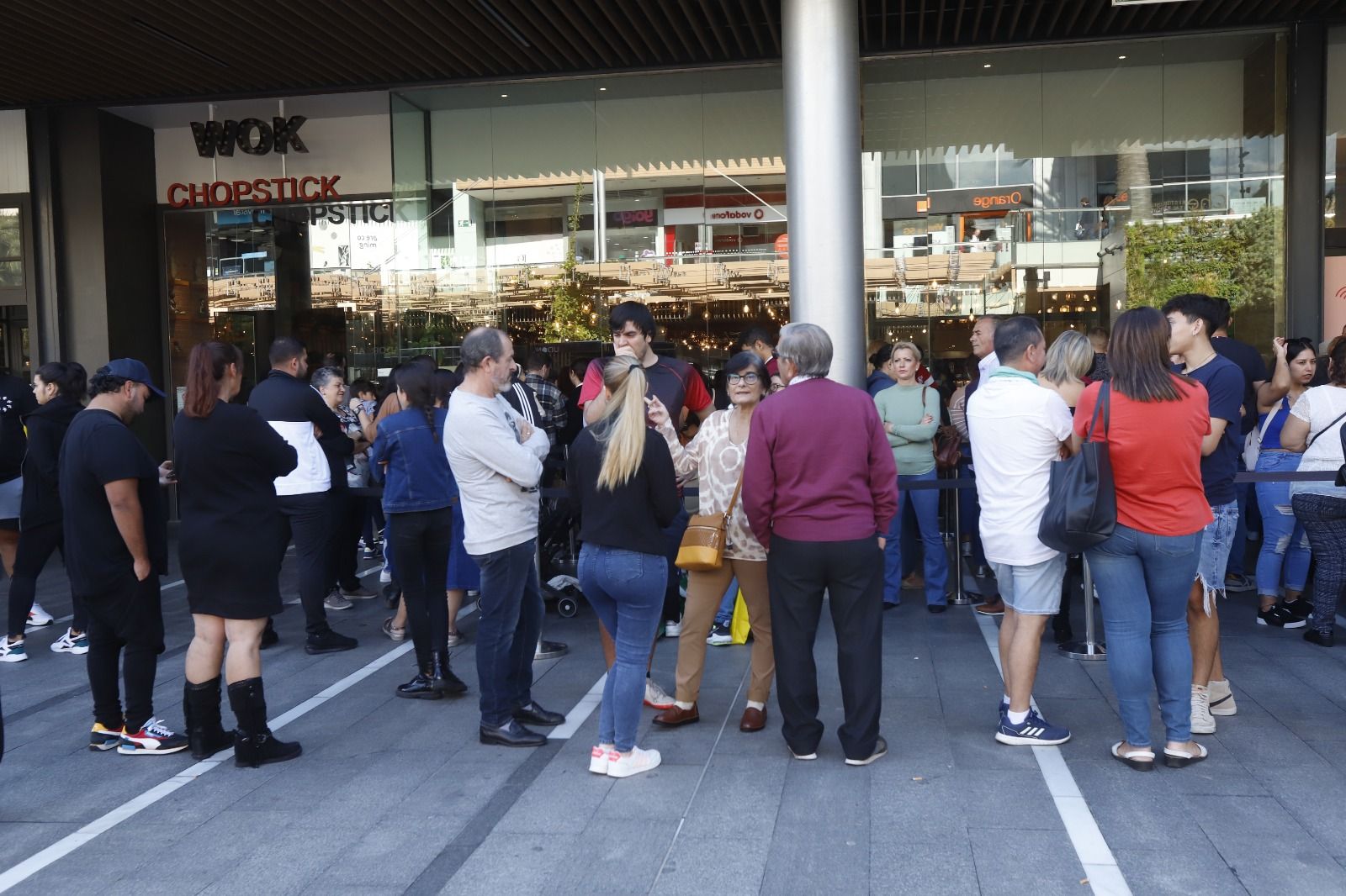 Mucha gente pero pocas bolsas en los comercios en una nueva apertura en festivo