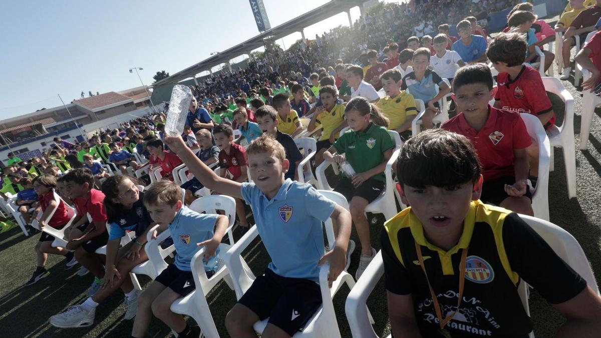 Imagen de los capitanes de los equipos campeones que esperaban recibir los trofeos como mejores de la temporada 2021-22.