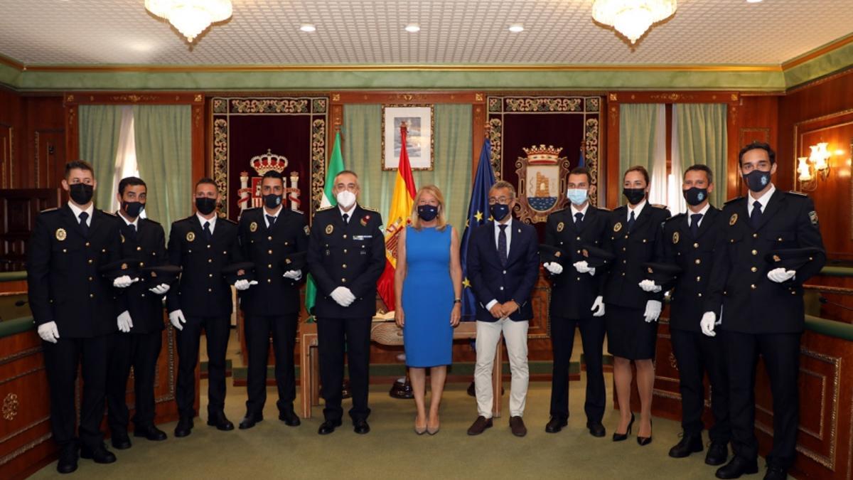 La alcalde de Marbella y el concejal de Seguridad, con mandos de la Policía Local.