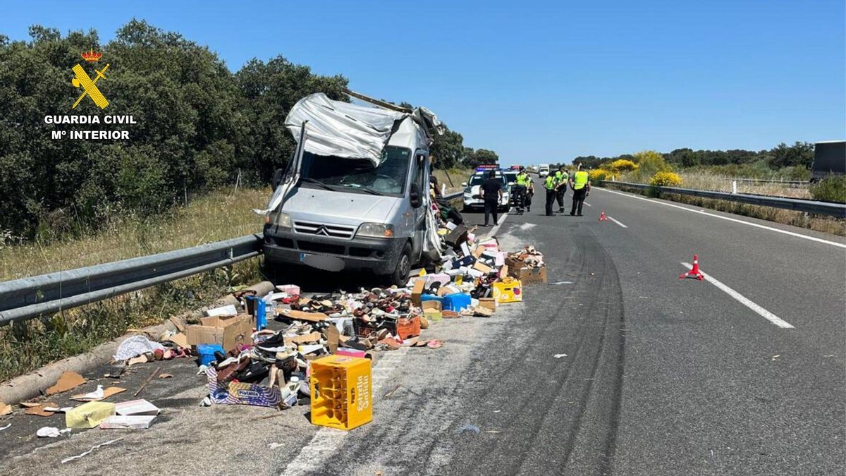 Choque entre un vehículo articulado y un furgón.