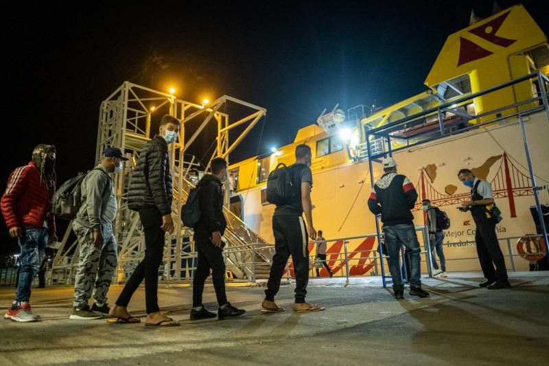 Migrantes en la estación marítima de Santa Cruz de Tenerife