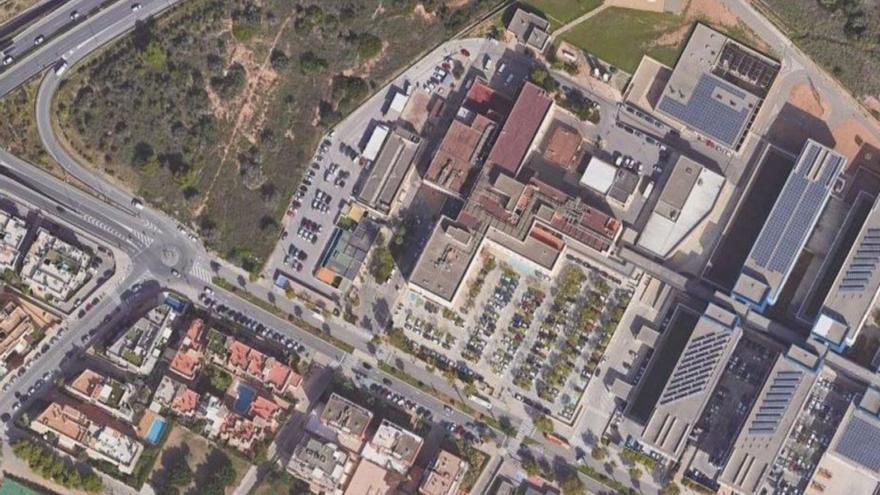 La futura residencia de sanitarios de Can Misses se ubicaría en la zona del antiguo edificio de diálisis, justo enfrente de la entrada del antiguo hospital. | G. M.