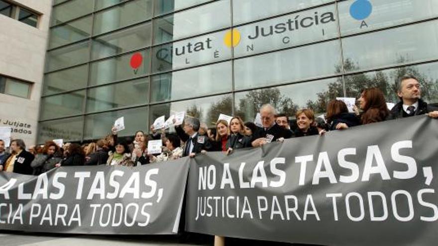 Varias decenas de jueces y fiscales se han concentrado ante las puetas de la Ciudad de la Justicia de valencia para protestar contra la aplicación de las tasas judiciales.