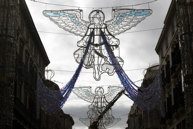 Instalan los ángeles de las luces de Navidad de la calle Larios