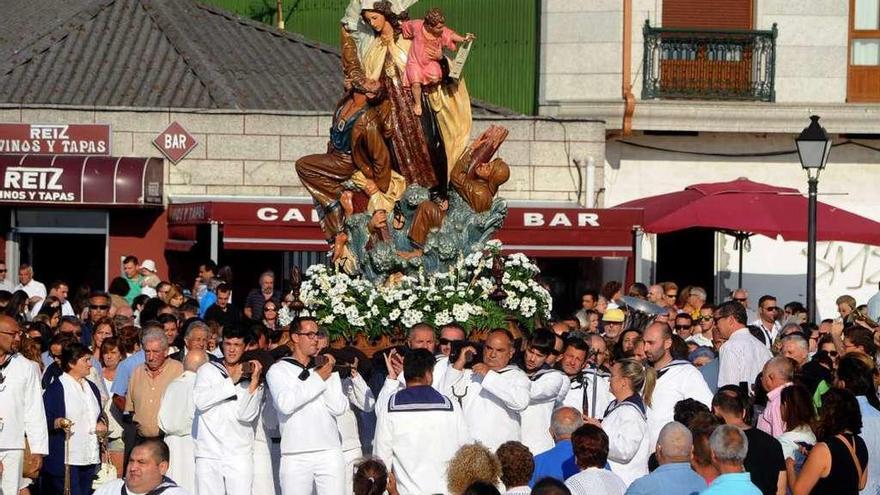 Imagen del Carmen de Vilanova en la procesión del pasado año. // Iñaki Abella