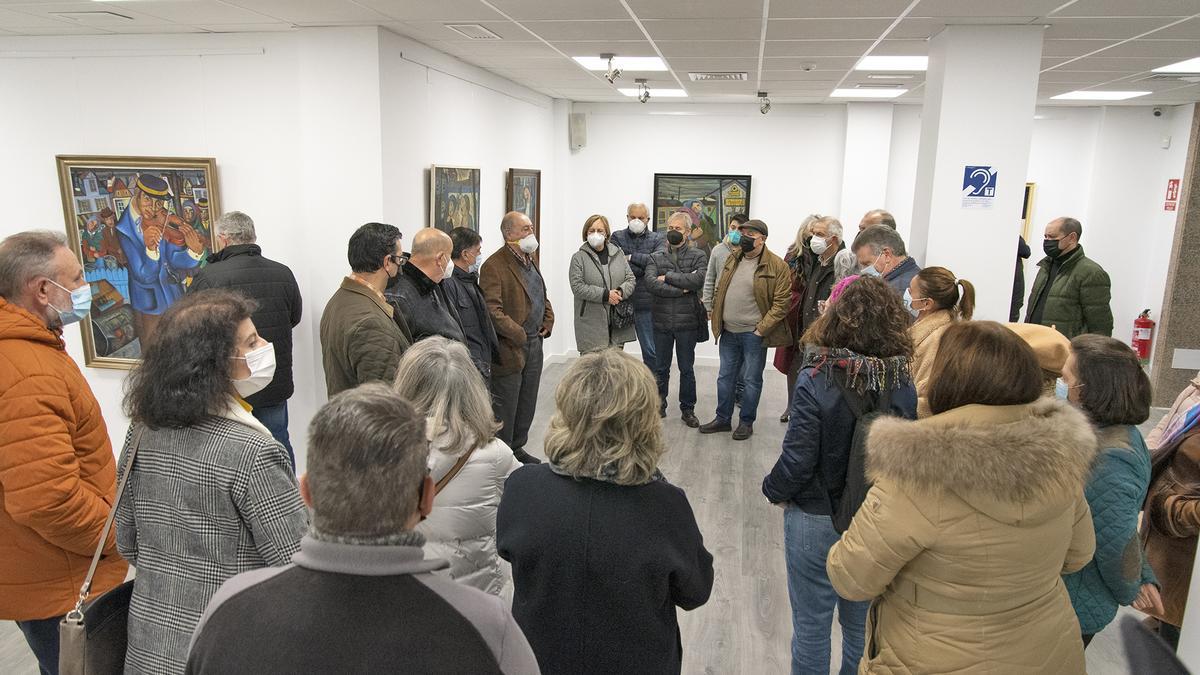 Los alumnos de la Escuela de Arte y Oficios Adelardo Covarsí, este miércoles en la exposición de Guillermo Silveira.