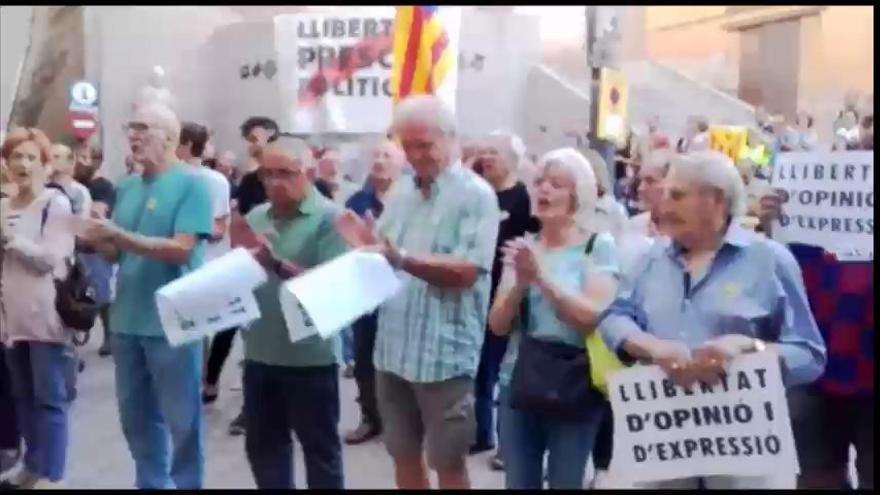 Concentració contra la retirada de l'estelada de l'Ajuntament de Berga