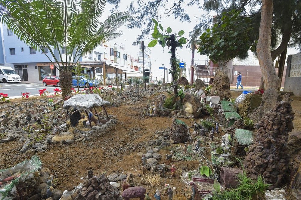 Belén elaborado en un parterre por vecinos de La Garita