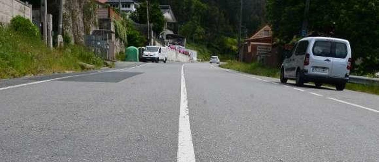 La carretera general a su paso por el barrio de Broullón. // G.N.