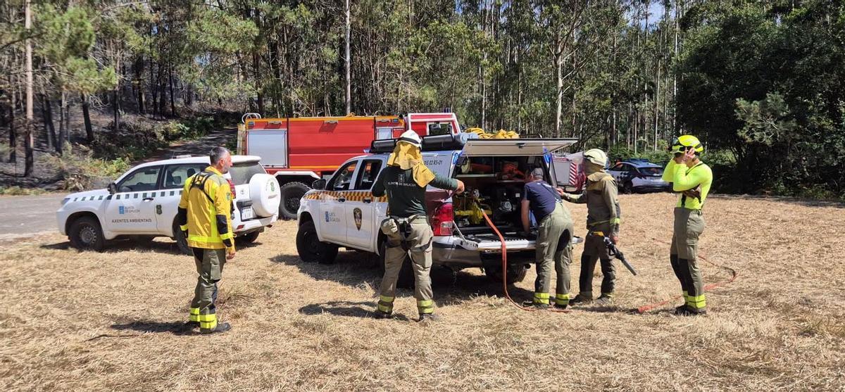 Equipos de profesionales trabajando en la extinción del incendio en Laxe.