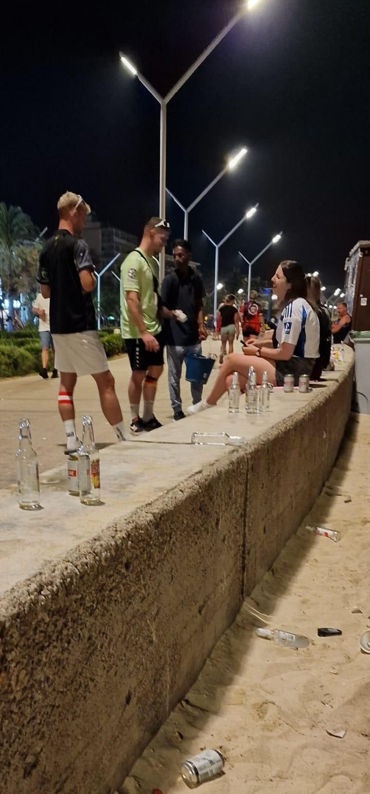 FOTOS | Otro fin de semana de suciedad y botellones en Playa de Palma