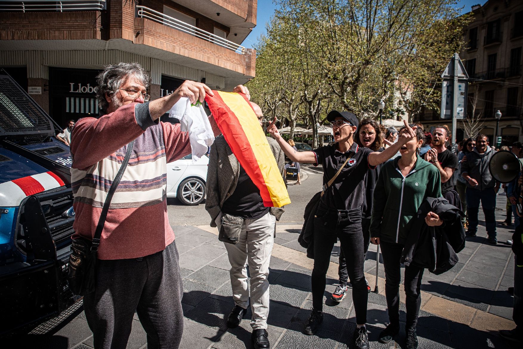 Antifeixistes protesten en l'acte de campanya de Vox a Cris Rei