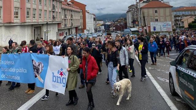 La manifestación para exigir una sanidad pública de calidad avanza por el centro de Arcade. | // FDV