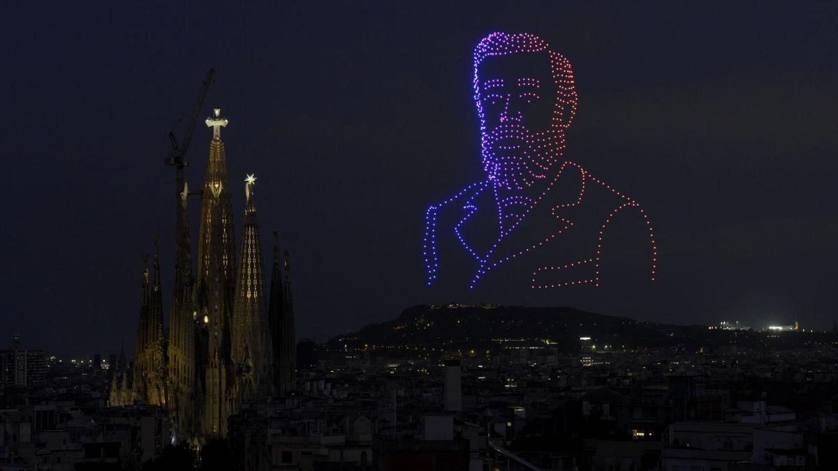El rostre d'Antoni Gaudí dibuixat amb drons al cel de Barcelona al costat de la Sagrada Família, durant la celebració de la benedicció de la Torre de Jesús pel Papa