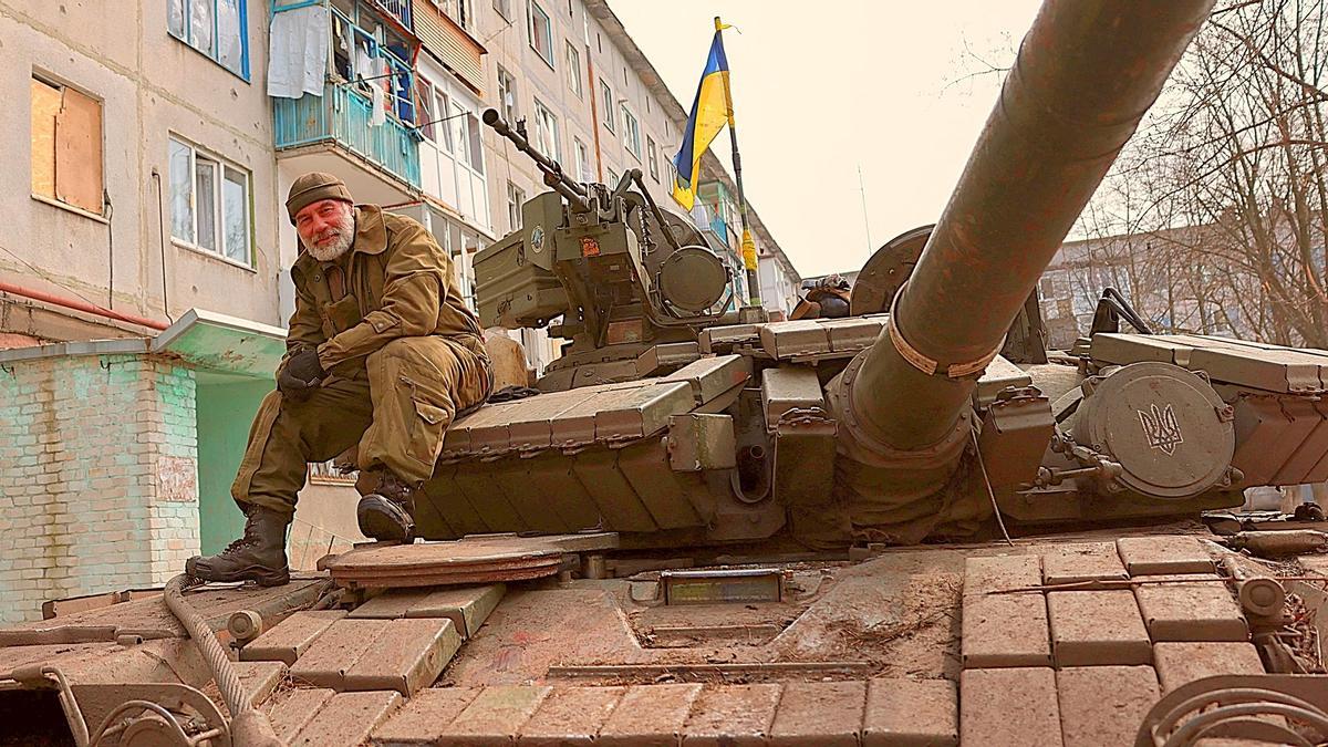 Un tanque ucraniano en la localidad de Bajmut.
