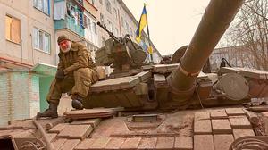 Un tanque ucraniano en la localidad de Bajmut. 